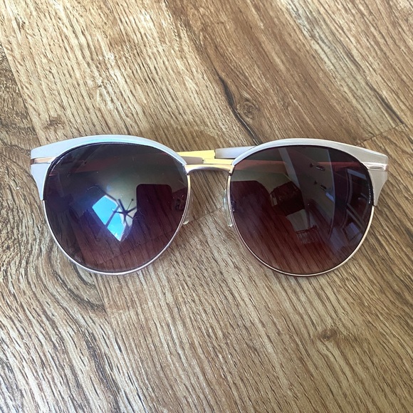 Vince Camuto Sunglasses with Case - Picture 2 of 7